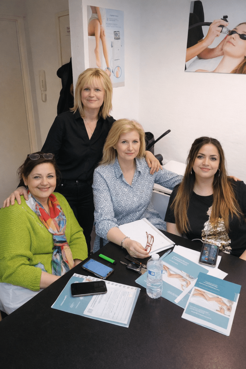 Groupe de professionnelles en formation esthétique avec accompagnement expert