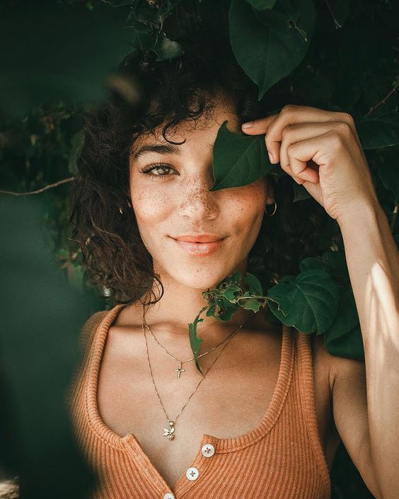 Femme à la peau lumineuse pour illustrer les soins anti-âge