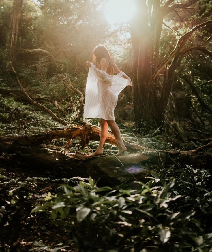 Femme dans la nature illustrant un soin minceur avec enveloppement chauffant