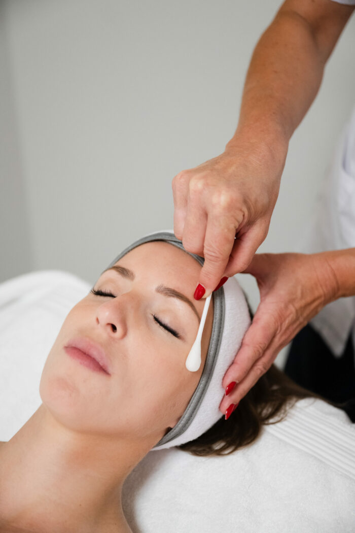 Technique de peeling superficiel du visage chez Epilzen à Liège