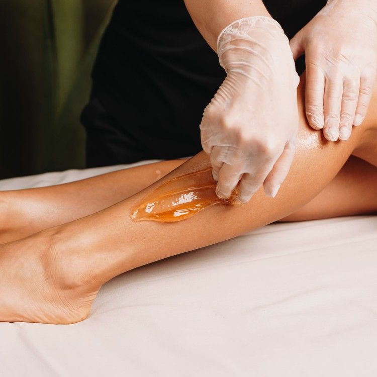 Technique d’épilation à la cire Epiloderm sur les jambes chez Epilzen à Liège (Jupille)